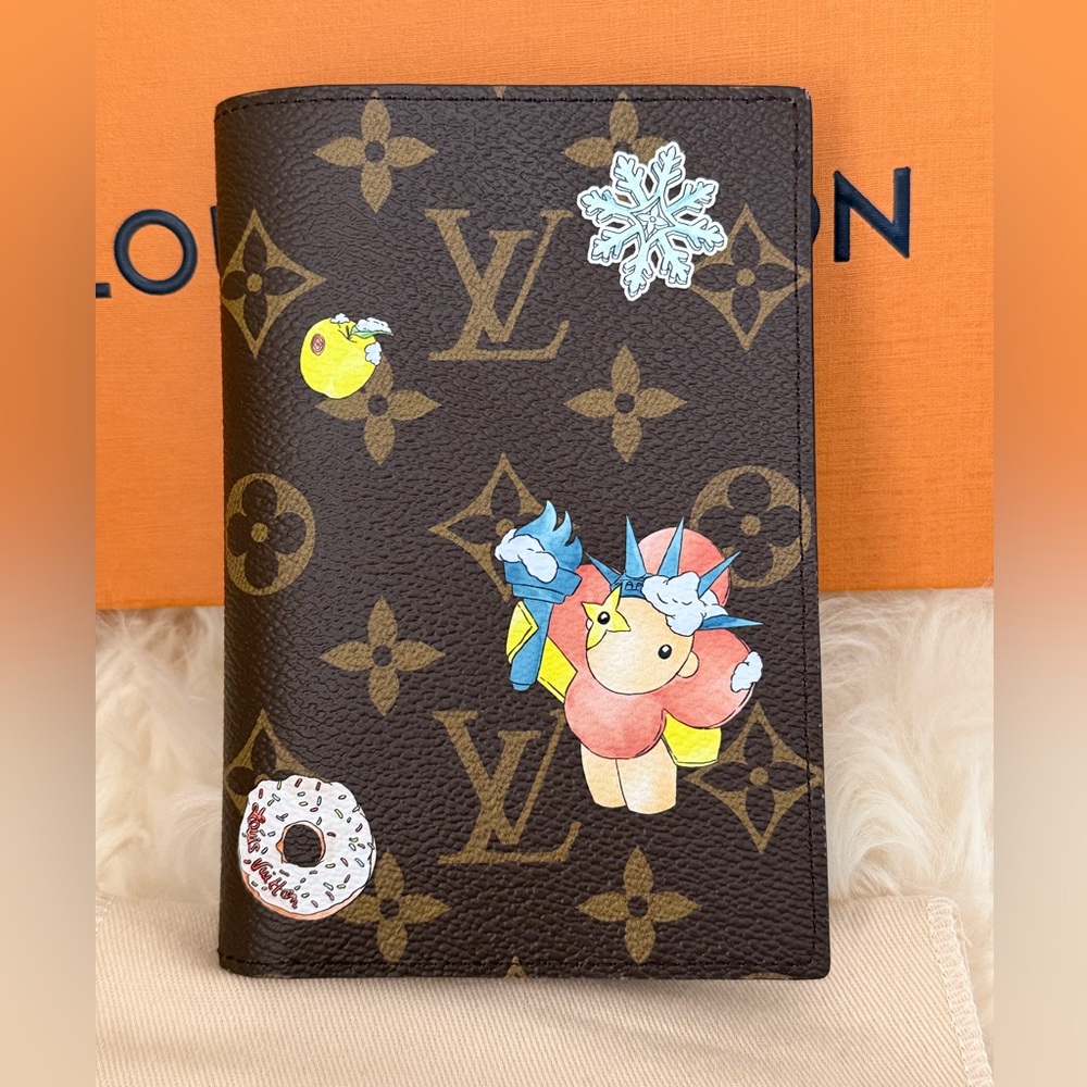 Louis Vuitton LE New York City 57th Flagship Store Monogram Passport Holder NEW - Picture 2 of 7